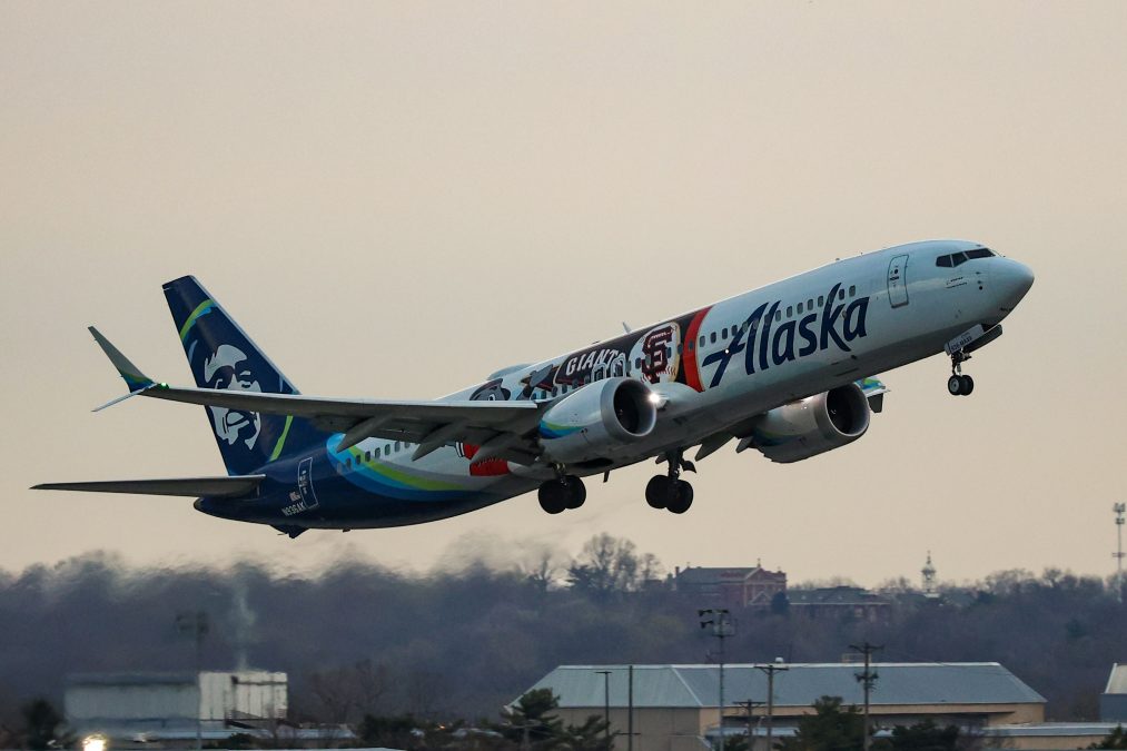 Alaska Airlines has been the official airline of the San Francisco Giants MLB team since 2017 and their special edition livery celebrates this partnership—featuring the team logo and mascot Lou Seal. Lou can be seen on both sides of the aircraft as well as its belly as the plane flies over the Bay and beyond.
