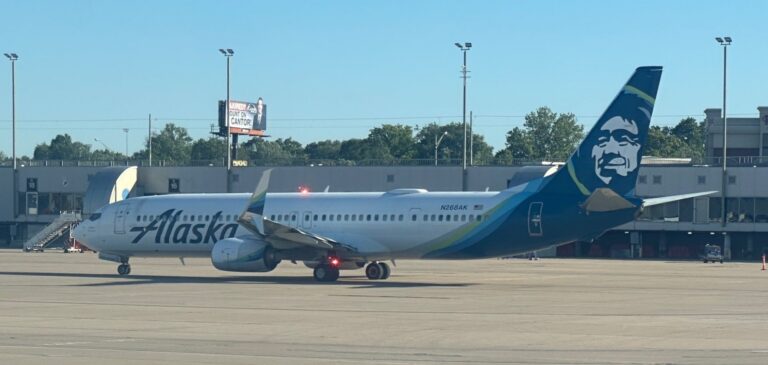 This Alaska Airlines' Boeing 737-9 max is moving from STL's C Concourse to the airport's runway.